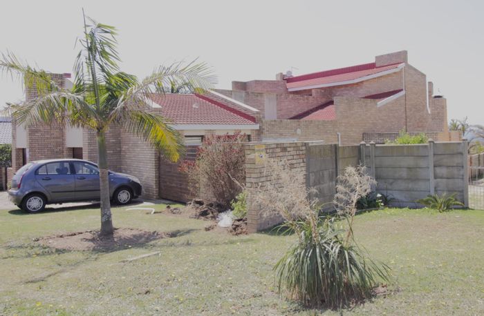 Wavecrest House For Sale: Spacious family areas, braai, sea views, and double garage.