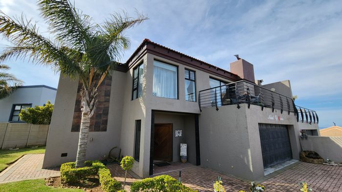 Menkenkop House For Sale: 3 bedrooms, sea views, double garage, rental potential.