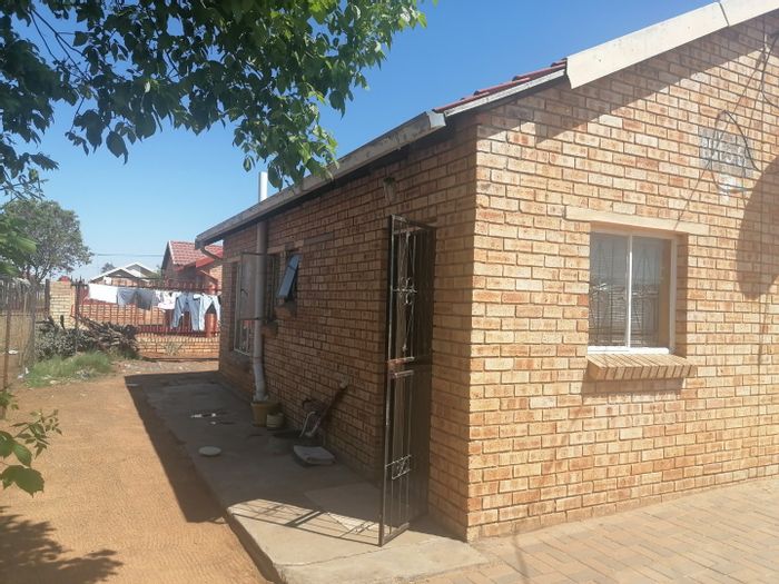 For Sale: House in Grasslands with 2 bedrooms, open plan living, double carport.