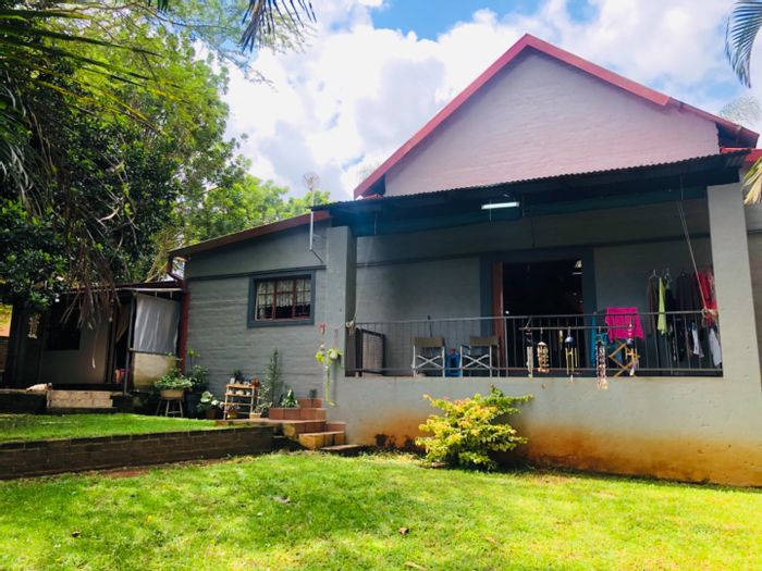 For Sale: House in White River Ext 18 with three bedrooms, indoor bar, and fire boma.