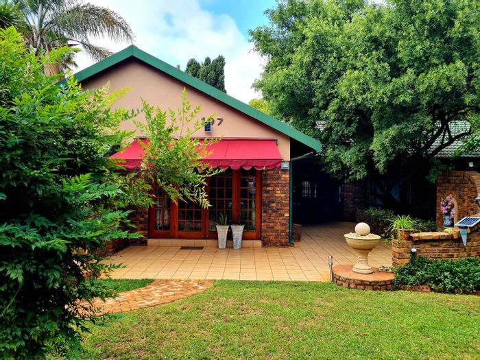 Wierda Park House For Sale: 3-bed main house, rental income, flatlets, pool.