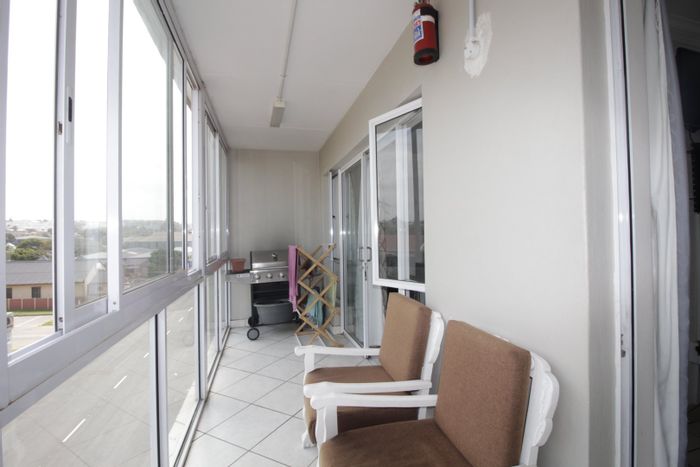 Jeffreys Bay Central Apartment For Sale: Two bedrooms, balcony, secure parking, walk to beach.