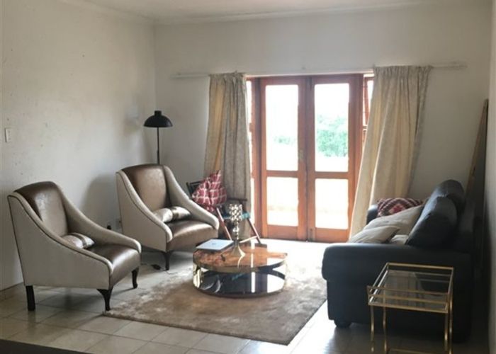 Sunninghill Apartment To Rent: 2 bedrooms, balcony, pool, clubhouse, 24/7 security.