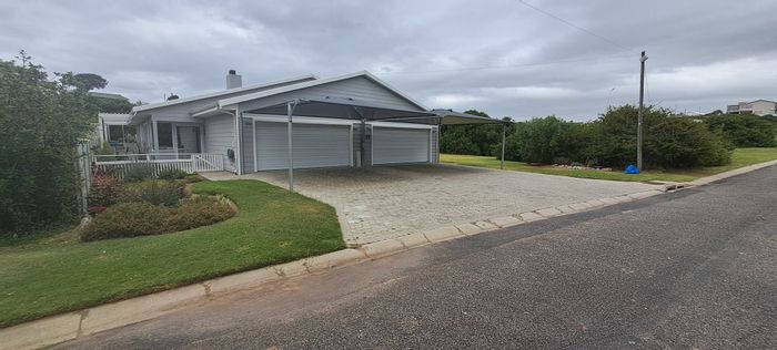 House for Sale in Tergniet: Open plan living, braai area, wheelchair-friendly.