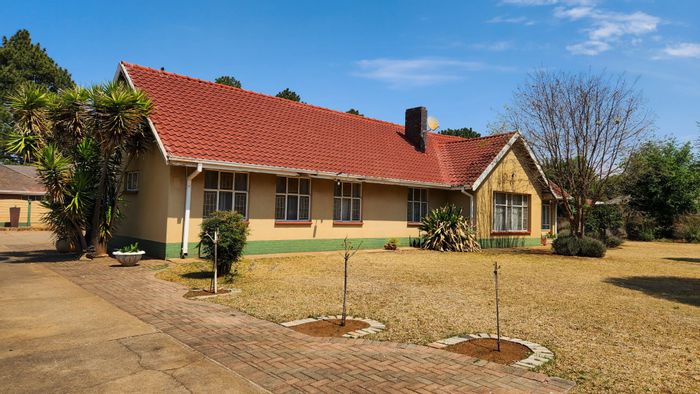 For Sale: House in Stilfontein Central with 3 bedrooms, study, double garage, and carports.