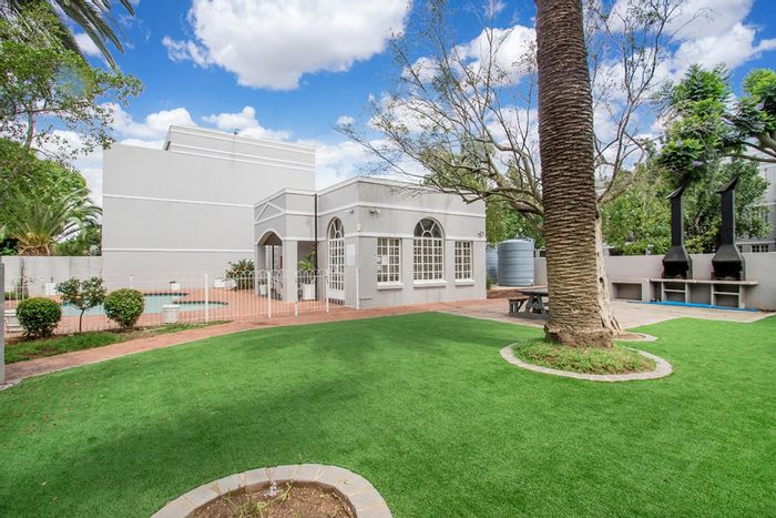 For Sale: 2-bedroom apartment in Morningside with pool, parking, and amenities nearby.