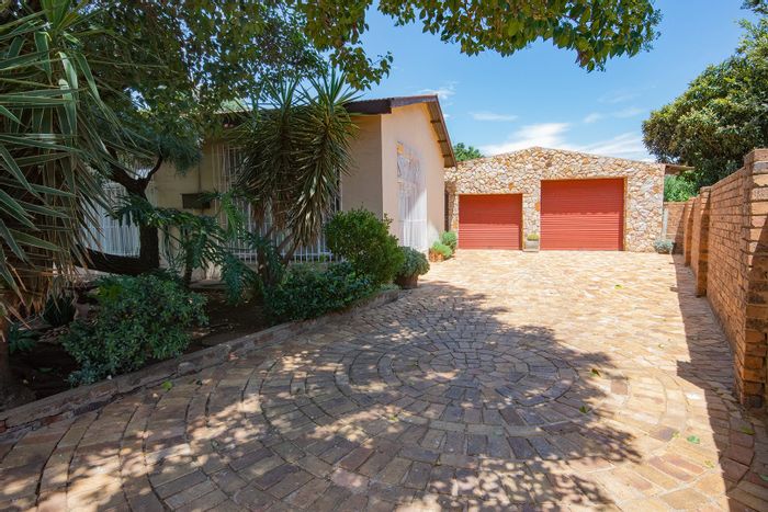 Rensburg House For Sale: 4 bedrooms, separate flat, double garage, spacious backyard.