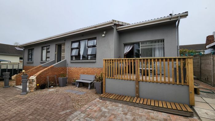 Heiderand House For Sale: Renovated, four bedrooms, braai room, solar system, fenced yard.