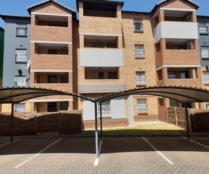 Heuweloord Apartment For Sale: 2 Bedrooms, balcony, carport, and play area.