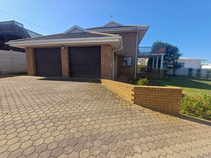 House for Sale in Hartenbos Central: Spacious yard, braai area, and study room.