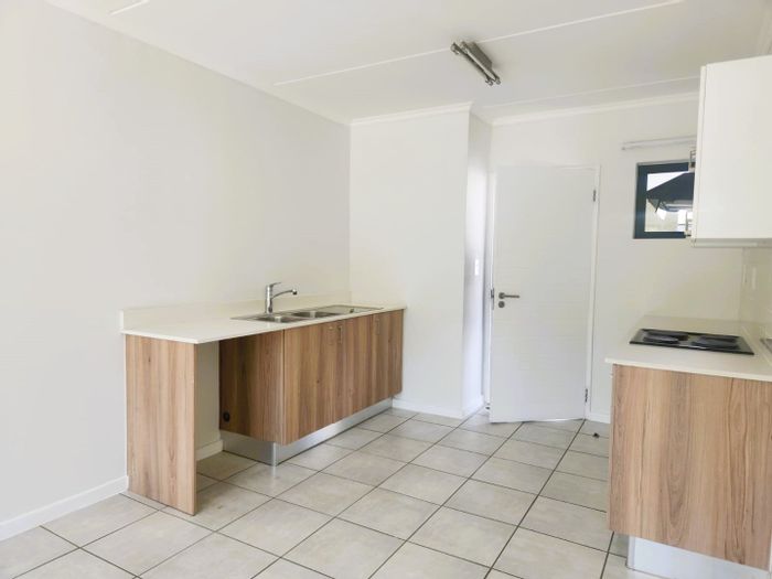 Witfield Apartment To Rent: 2-bed, balcony, outdoor gym, pools, secure parking.