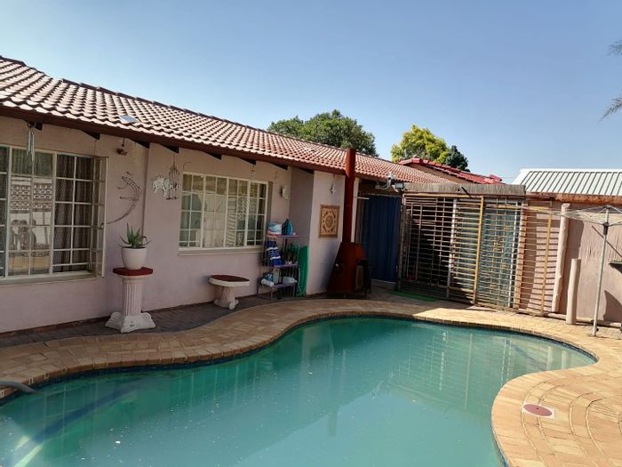 Huntingdon House For Sale: 3 beds, pool, jacuzzi, double garage, near amenities.