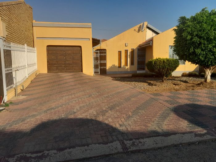 For Sale: House in Mabopane Central with 2 bedrooms, garage, and paved yard.