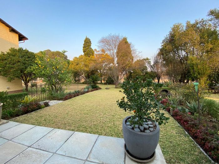 Huttenheights Townhouse For Sale: Private garden, close to schools and shops.