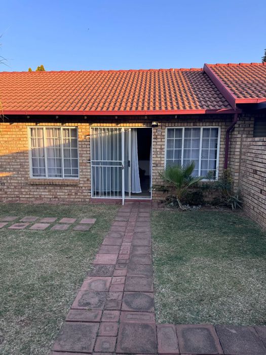 Highveld Townhouse To Rent: 2 beds, pet-friendly, pool, Lapa, no loadshedding.