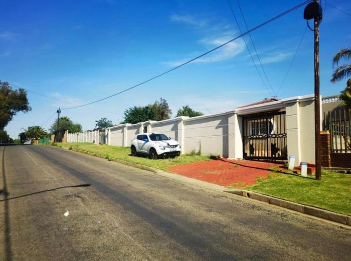 Spacious Solheim house for sale: six bedrooms, double garage, rooftop views.