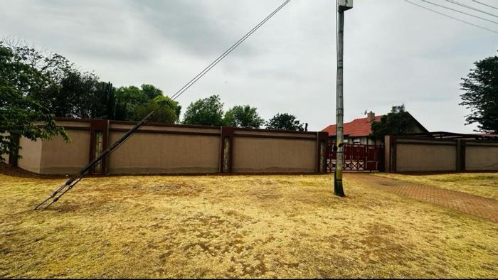 For Sale: House in Roodekop with security, spacious yard, and ample parking.