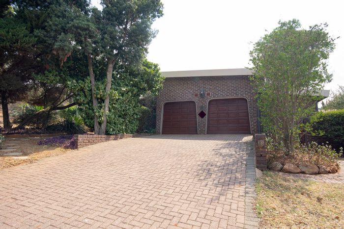 For Sale: House in Overkruin with 4 bedrooms, nature reserve views, and entertainment spaces.