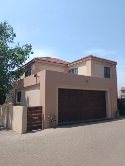 Eldo Manor House For Sale: 3 bedrooms, secure community, private patio, double garage.