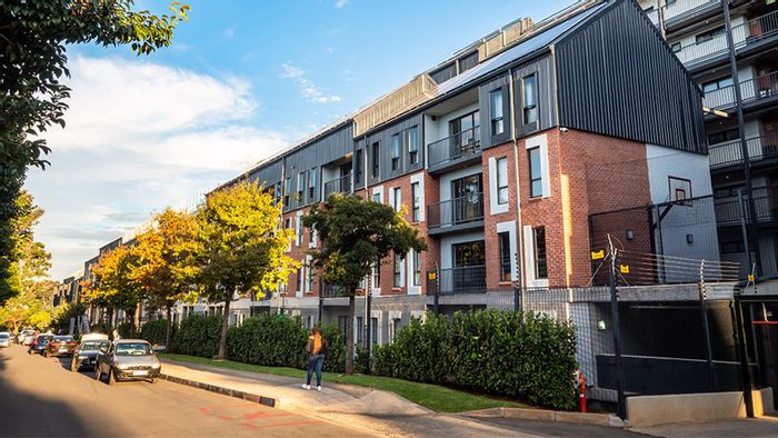 Auckland Park Apartment To Rent: Free WiFi, secure parking, luxury student amenities.