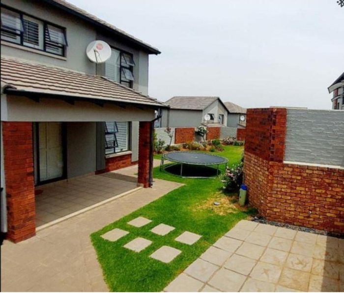 House To Rent in Amberfield: 3 bedrooms, pool, clubhouse, secure estate amenities.