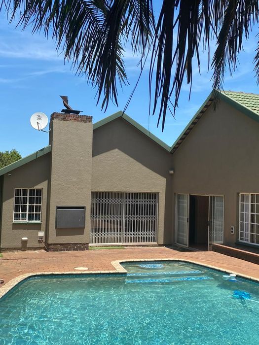 Farrarmere House To Rent: 4 Beds, Pool, Lapa, Pet Friendly, Prepaid Electricity.