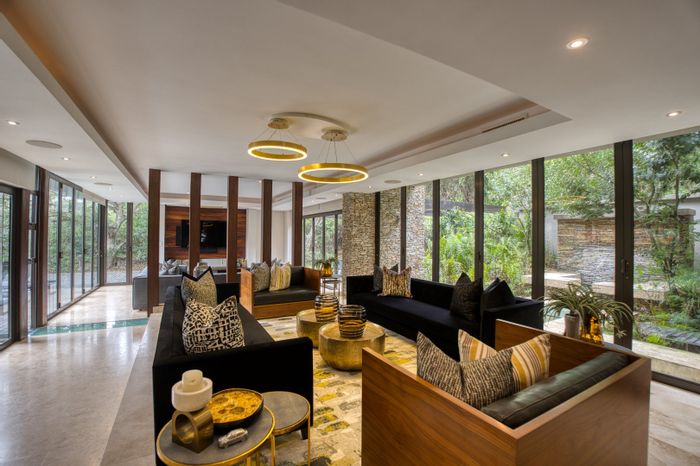 Zimbali House For Sale: 4 bedrooms, en-suites, bar area, open living spaces.