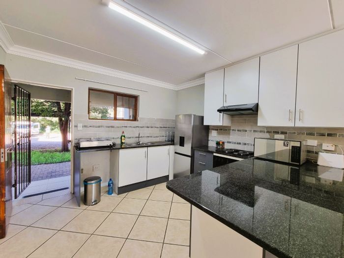 Paulshof Townhouse To Rent: Private garden, pet-friendly, secure estate with pool.