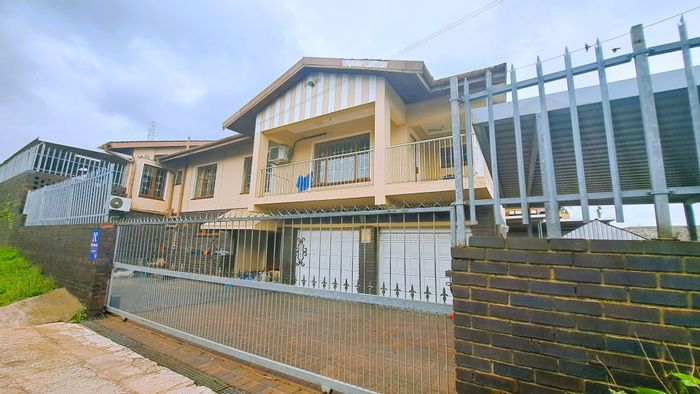 For Sale: 5-bedroom house in Shallcross with double garage and flexible living spaces.