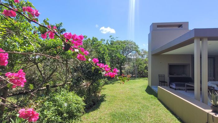 Townhouse To Rent in Sheffield Beach: 3 beds, community amenities, private garden.