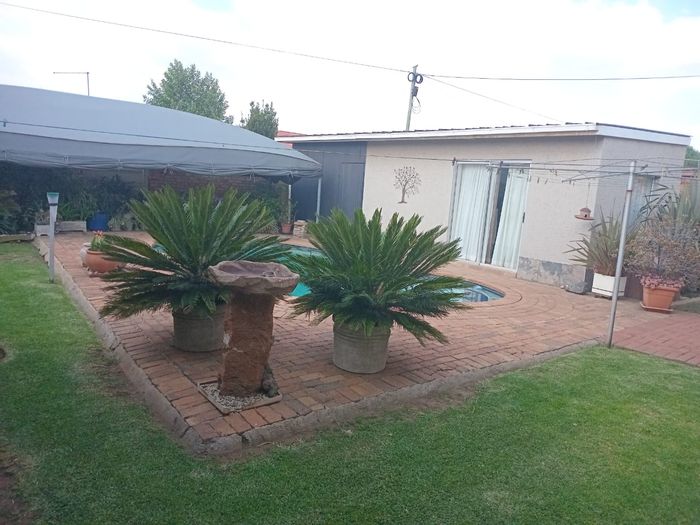 House for Sale in Geduld Ext 2: 3 Bedrooms, Pool, Flatlet, Garage.