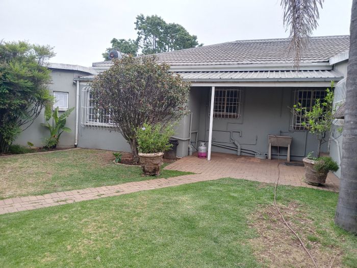 Northmead House For Sale: Dual living/business spaces, off-grid solar, pool, entertainment area.