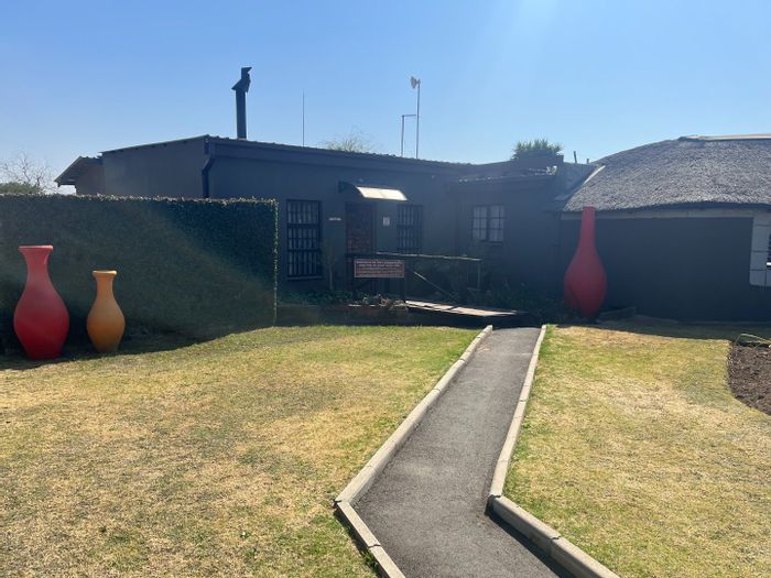 Benoni AH House To Rent: 3 bedrooms, spacious kitchen, wrap-around garden, pet-friendly.