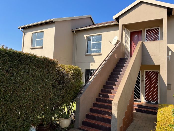 Pomona Townhouse To Rent: 2 beds, 2 baths, open kitchen, private balcony.