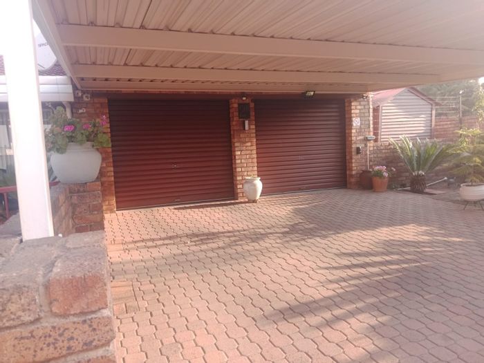 For Sale: 2 Bedroom House in Petersfield with garden, double garage, and braai area.