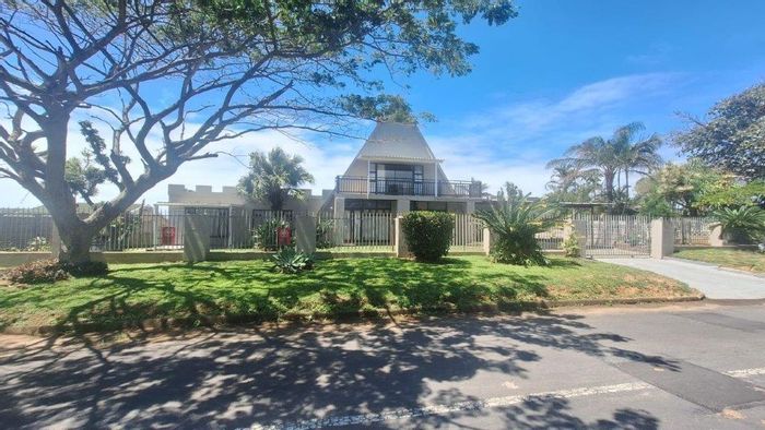 For Sale: House in Hibberdene Central with sea views, guest suite, and spacious yard.