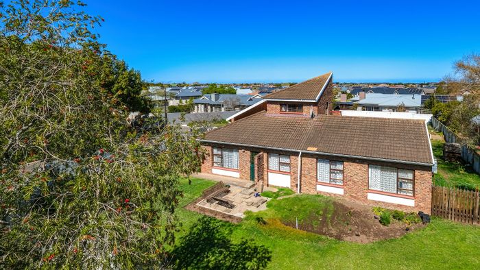 For Sale: 3-bedroom house in Heather Park with garden, study nook, and double garage.