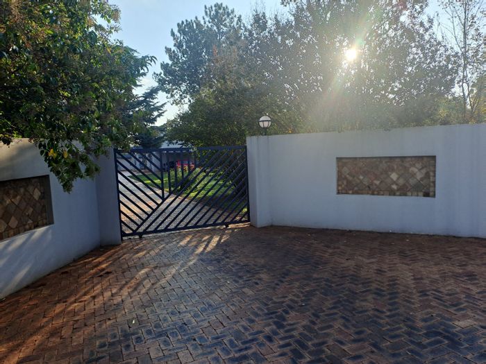 For Sale: House in Raslouw with 3 rooms, 2 units, and greenhouse on 1HA.