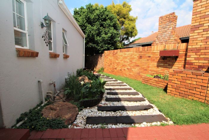 Clubview House For Sale: Ground floor living, braai area, double garage, office space.