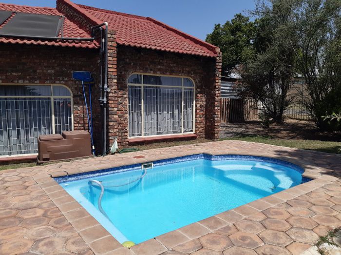 Morelig House For Sale: 3 beds, heated pool, flatlet, near Graanveld Primary.