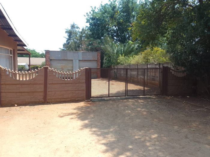 For Sale: Spacious Rensburg house with 3 beds, garages, braai area, and yard.