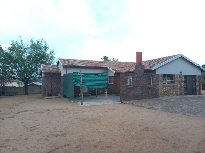 3-Bedroom House in Rensburg For Sale: Prepaid Power, Spacious Layout, Large Yard.