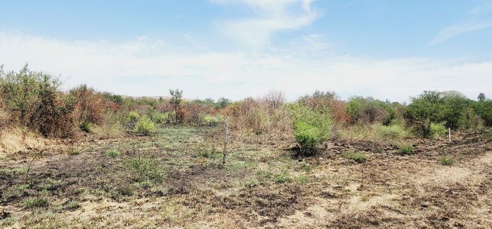 Vacant Land Residential in Vrede Ah For Sale: 2.526ha near Platinum Highway.