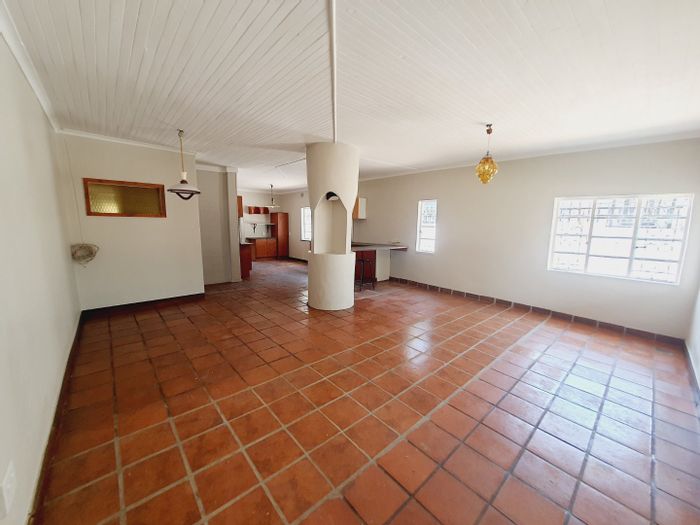 Rietfontein House For Sale: Spacious yard, three bedrooms, undercover parking, family-friendly community.