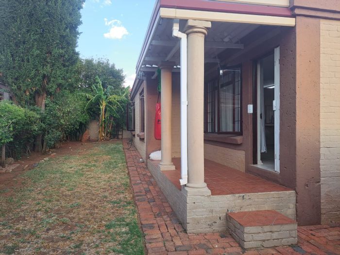 Langenhovenpark Townhouse For Sale: 2 Bedrooms, 2 Bathrooms, Garden, Great Value!