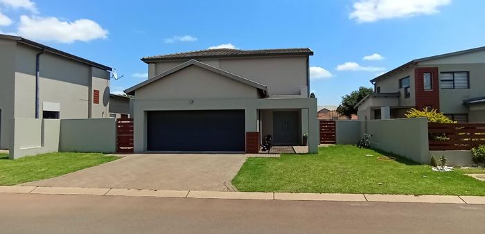 Raslouw House For Sale: 3 beds, 2 baths, open-plan living, 2 garages.