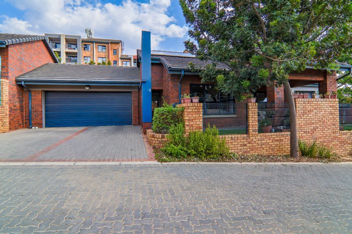 Olievenpoort House For Sale: 3 beds, garden, garage, active retirement community amenities.