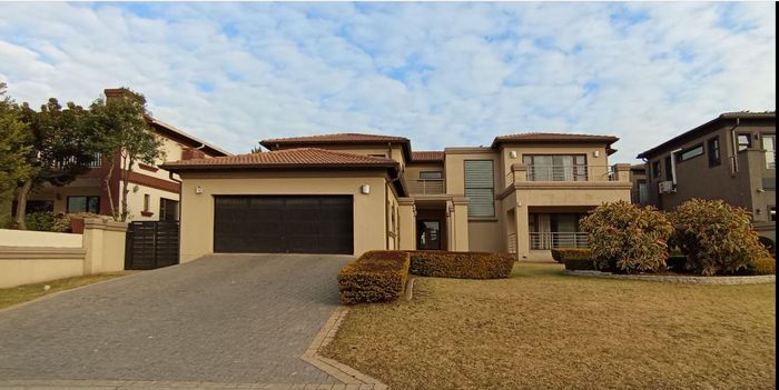 For Sale: House in Blue Valley Golf Estate with pool, garage, and staff room.