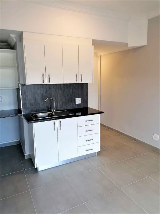 House To Rent in Elim: Bachelor flatlet with kitchenette, secure parking, utilities included.