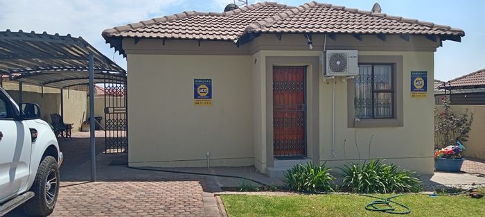 House To Rent in Mahlasedi Park: 3 Bedrooms, Open Plan Living, Garden, Secure Parking.